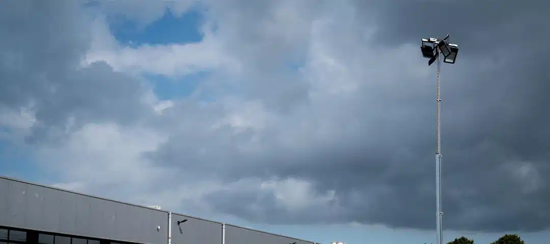 What is the maximum wind load of the Sirius light tower?